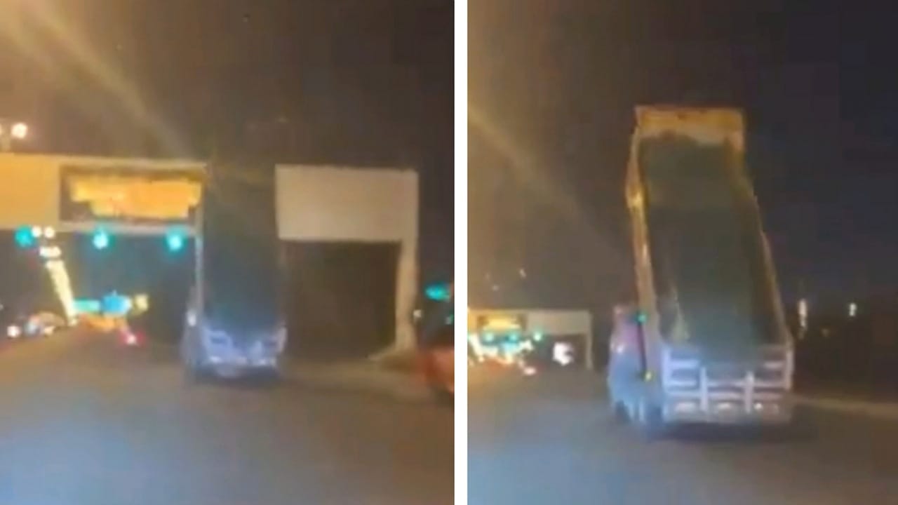 لحظة اصطدام شاحنة بلوحة إرشادية على الطريق..فيديو