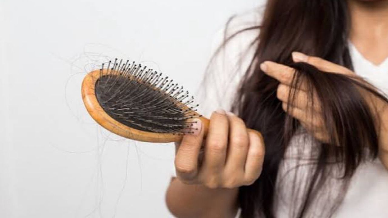 فيتامينات نقصها بالجسم يؤدي إلى تساقط الشعر
