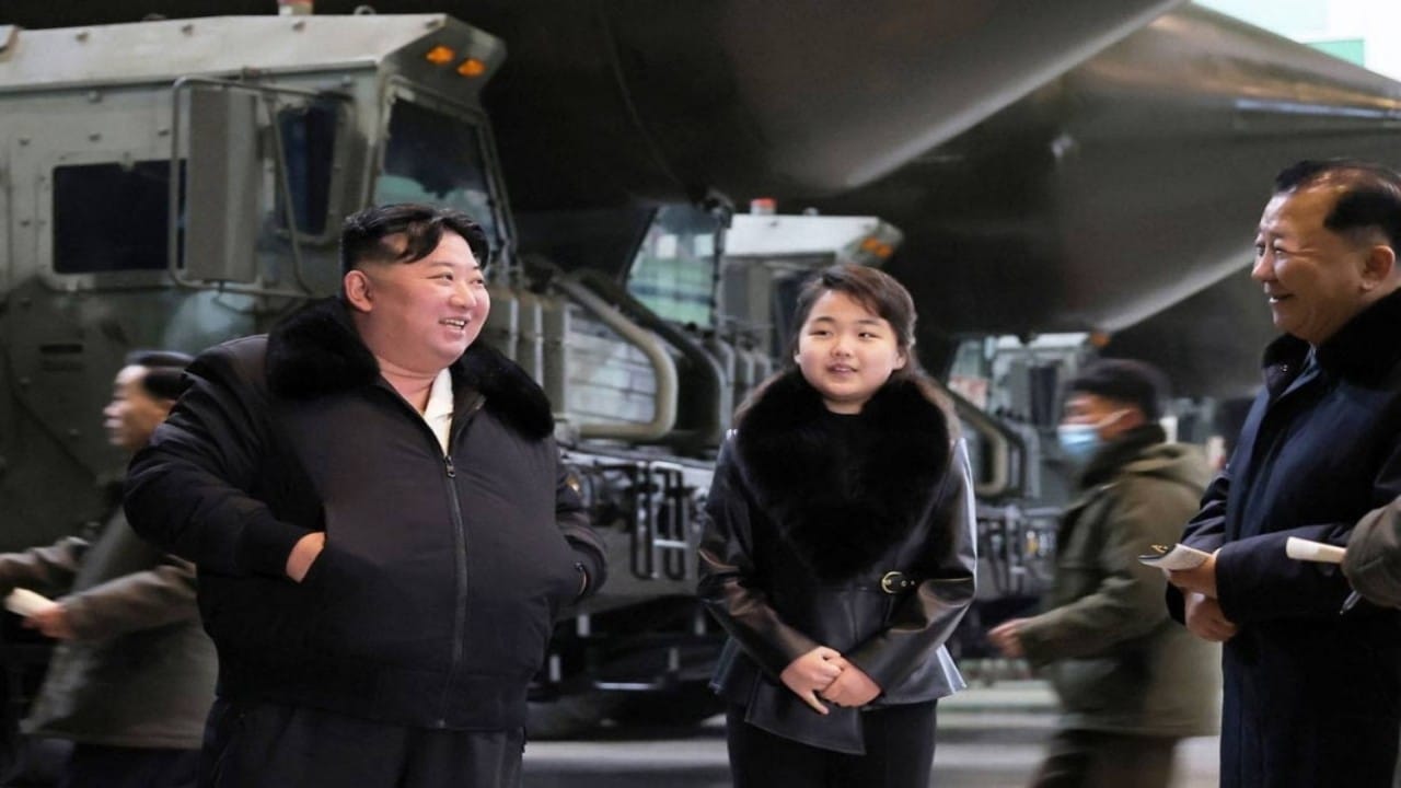 كيم يزور مصنعا لإنتاج منصات الصواريخ برفقة ابنته.. صور