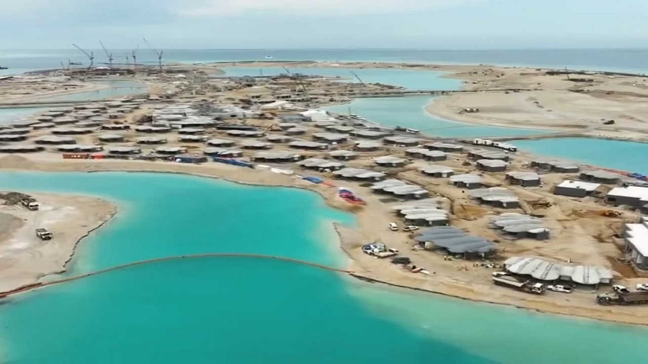 لقطات حديثة للأعمال الإنشائية القائمة في جزيرة شوري..فيديو