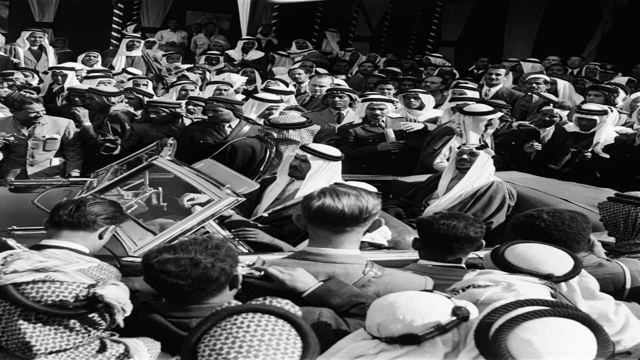 صورة نادرة للملك سعود أثناء زيارته للمنطقة الشرقية قبل 70 عامًا
