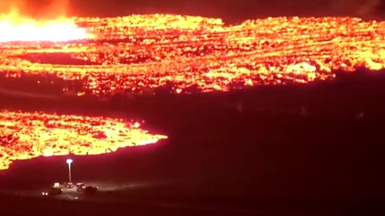 حمم بركانية تحرق المنازل في أيسلندا..فيديو