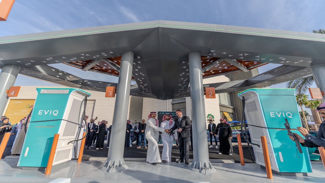 أول محطة شحن فائقة السرعة للسيارات الكهربائية في الرياض..فيديو