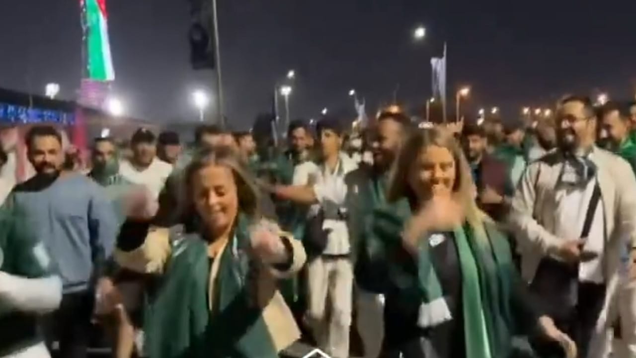 مشجعات أجنبيات يحتفلن مع جماهير الأخضر .. فيديو