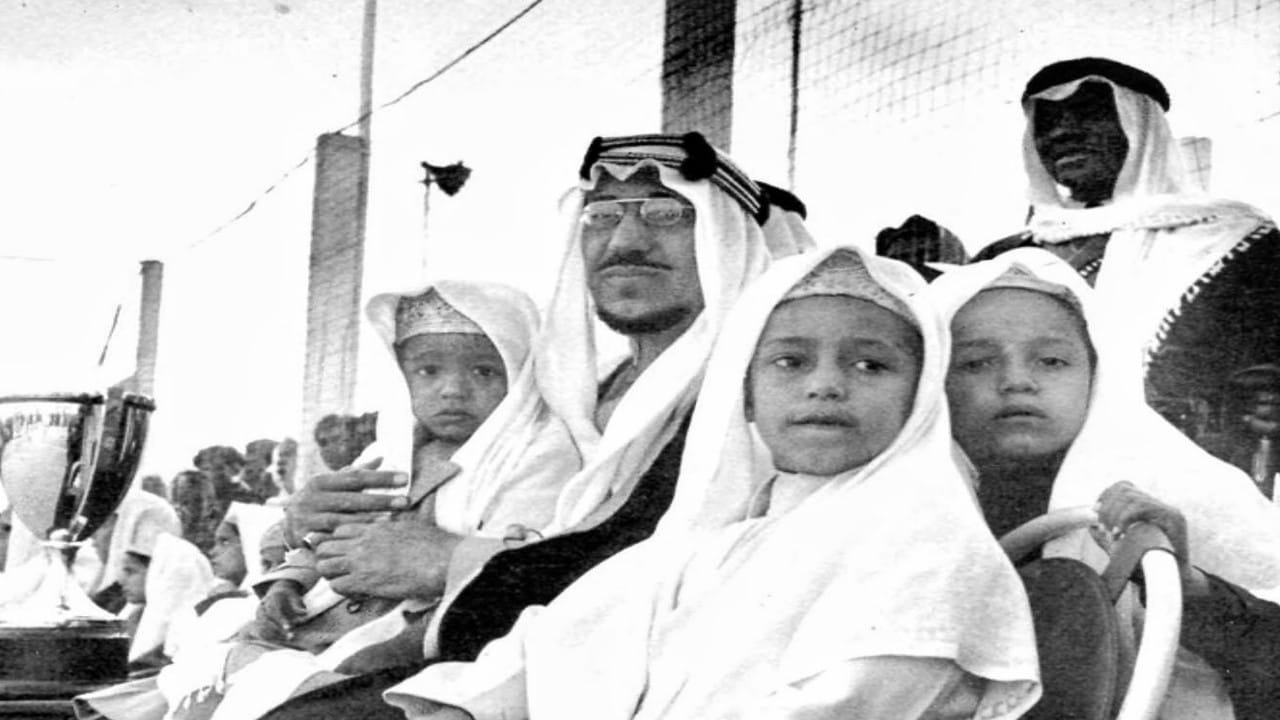 صور نادرة للملك سعود أثناء مشاهدته مباراة كرة سلة