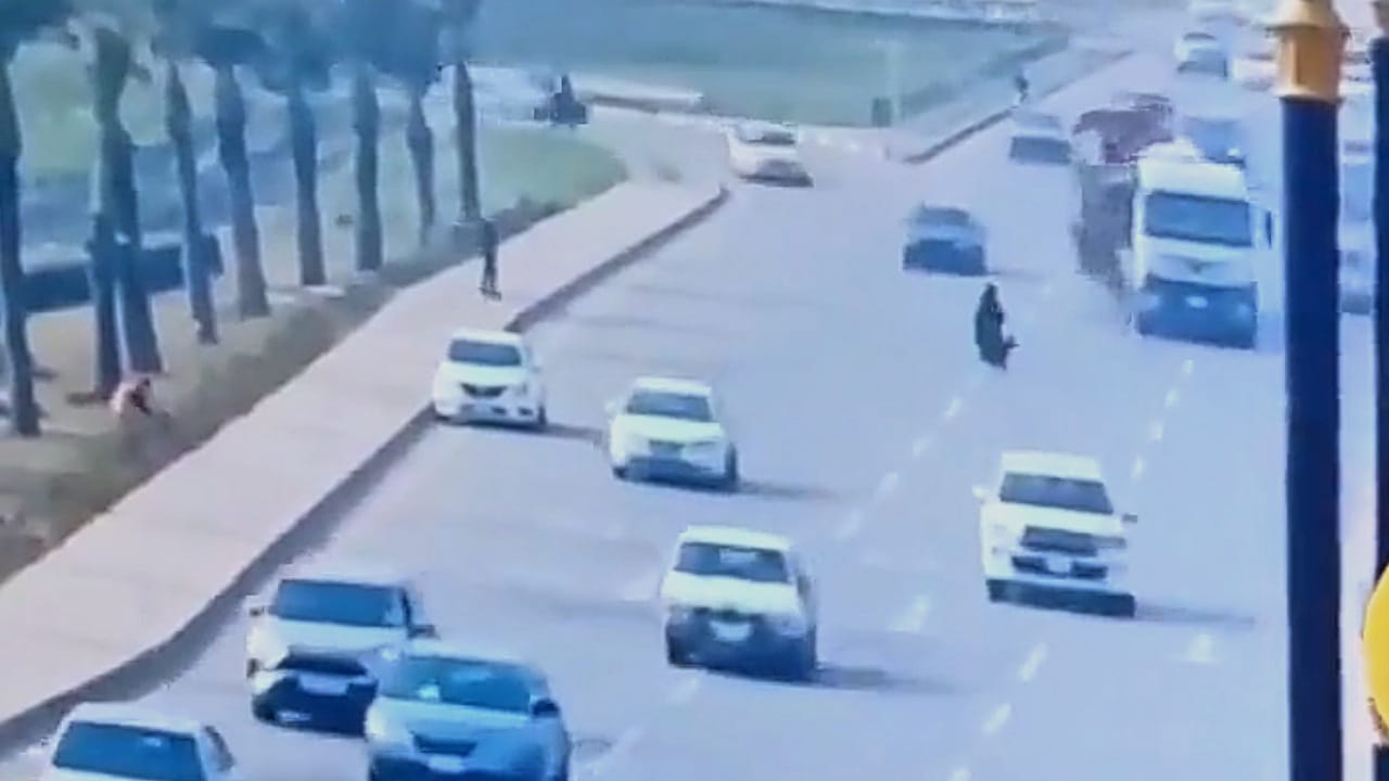 مصرع عراقية أثناء محاولتها عبور إحدى الطرق السريعة .. فيديو