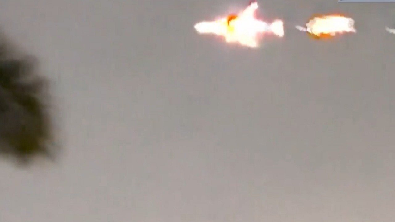 النيران تلتهم طائرة في الجو.. فيديو