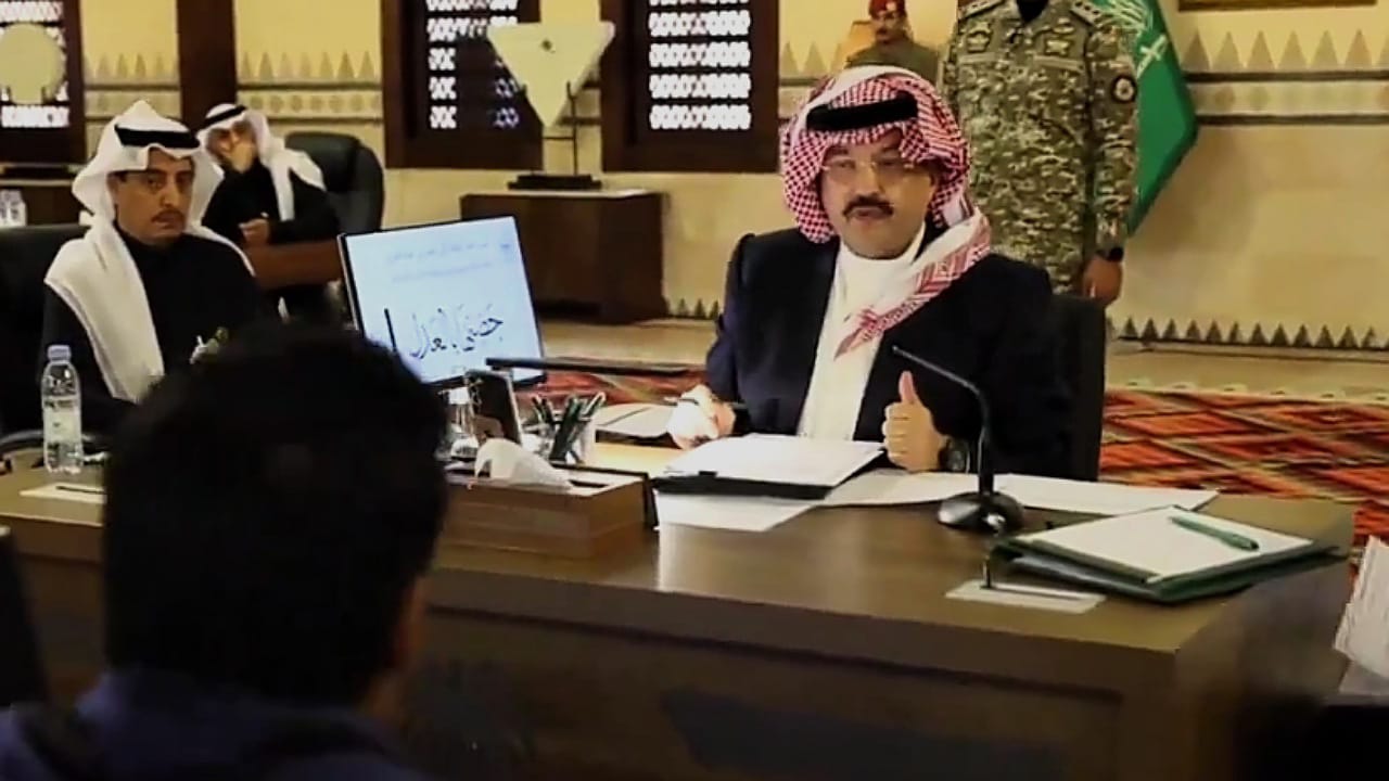 أمير عسير لوافد: ستخرج من المملكة مكرم محشم.. فيديو