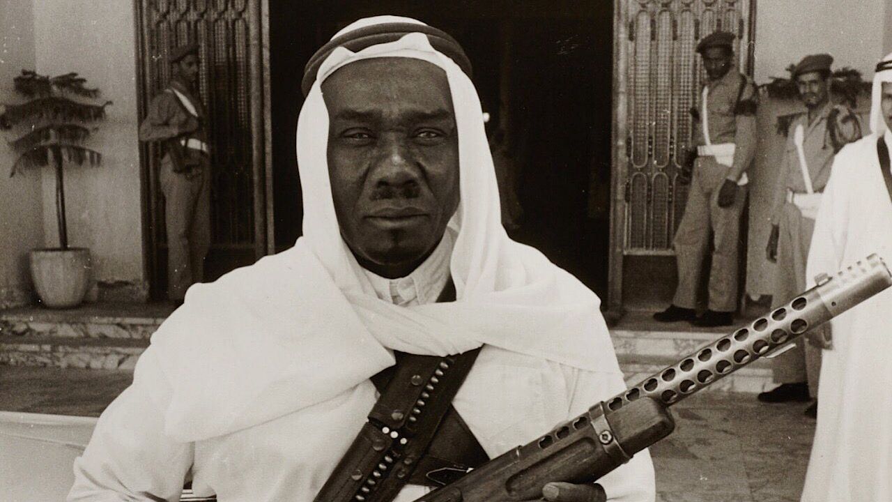 صورة نادرة لحارس الملك فيصل بالقصر الأحمر في الرياض قبل 51 عام