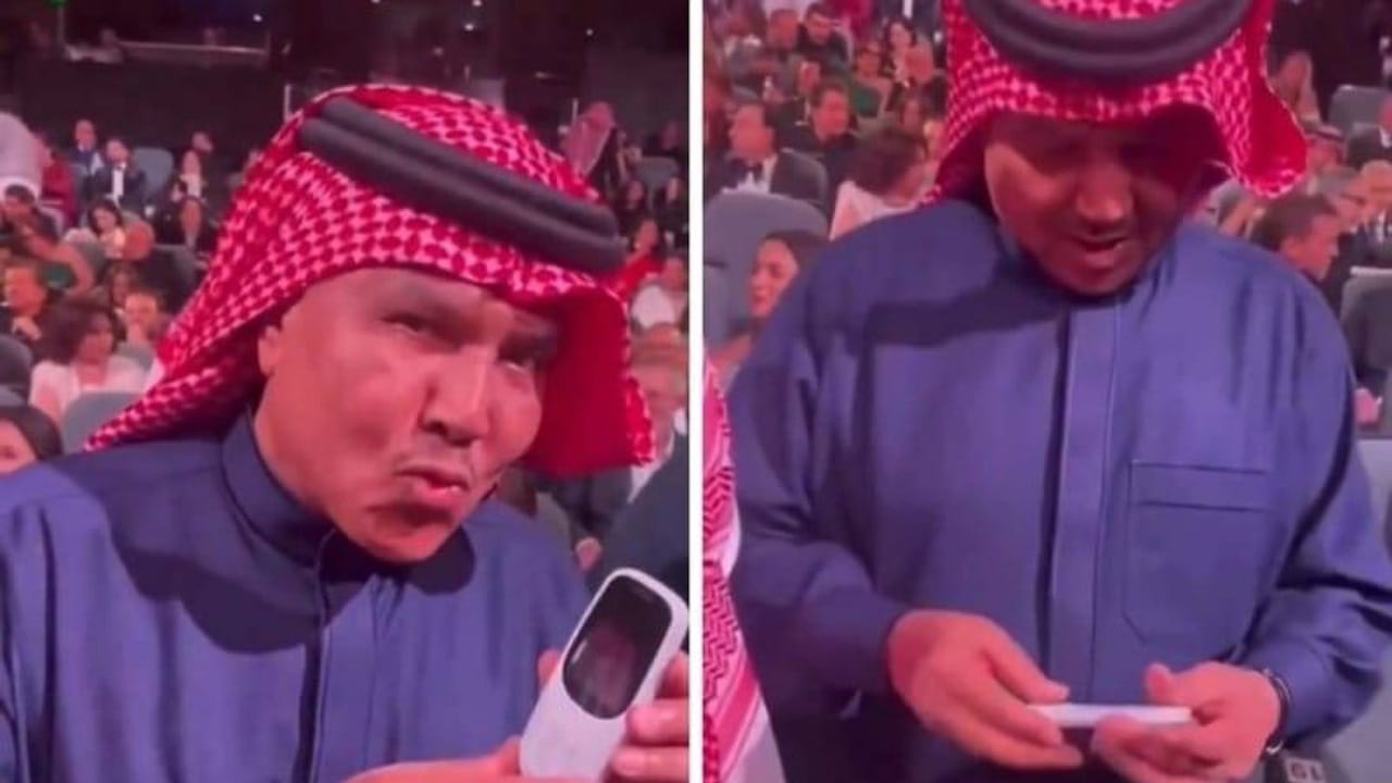 محمد عبده يستعرض جواله القديم الذي يرفض الاستغناء عنه .. فيديو