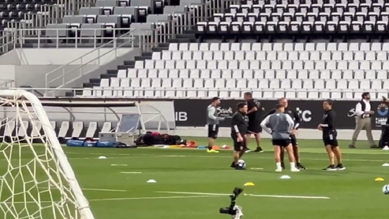 ميسي يتقدم لاعبي فريقه في أول التدريبات بالرياض .. فيديو