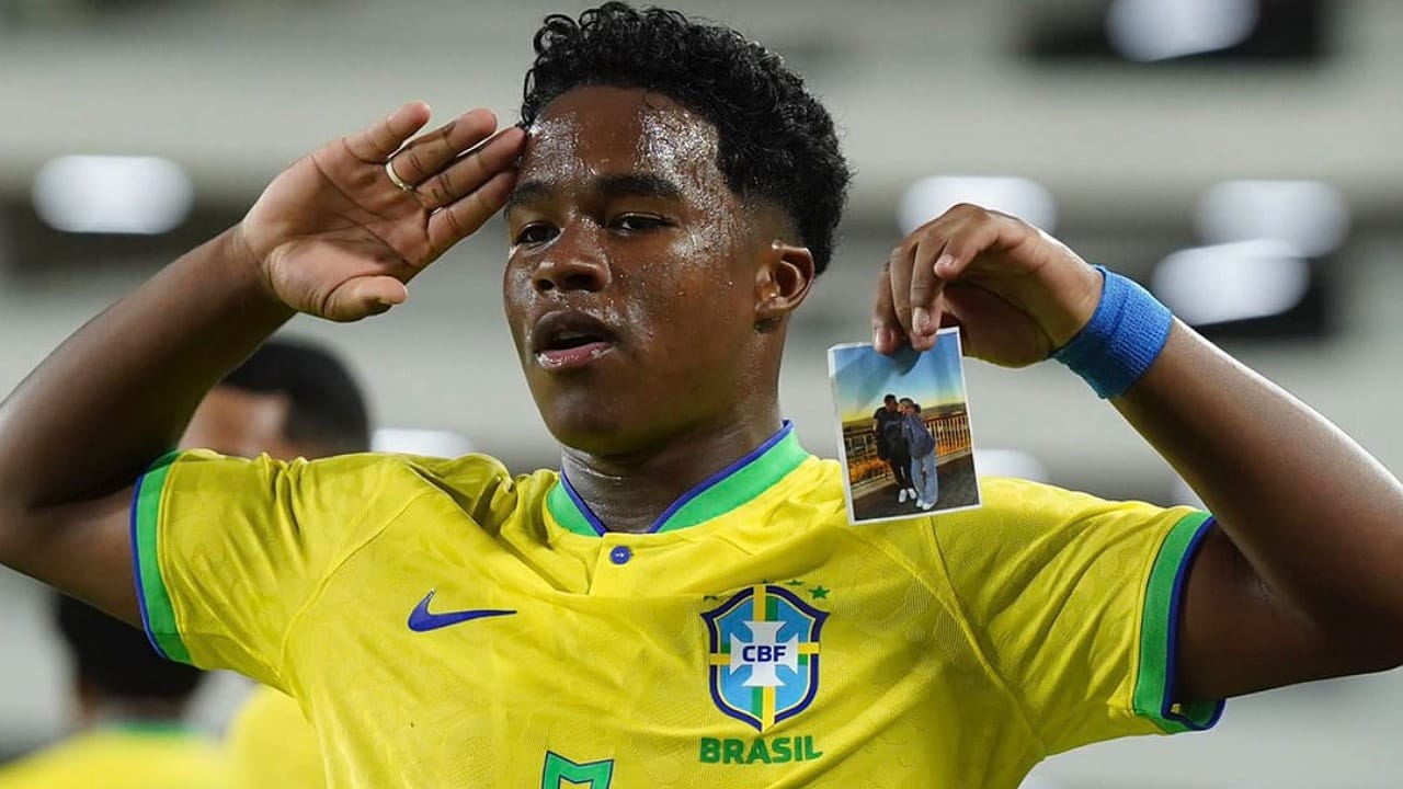 لاعب البرازيل يحتفل بهدفه مع صورة صديقته..فيديو