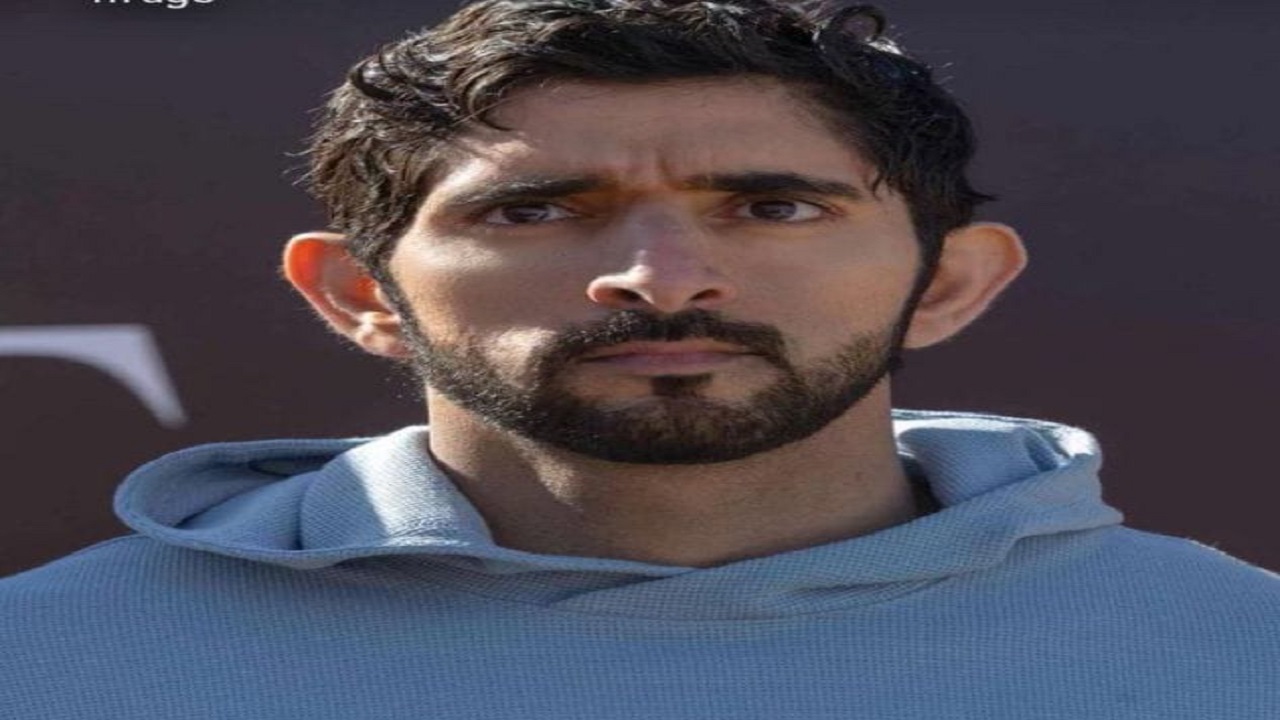 ولي عهد دبي بقميص يحمل شعار المملكة