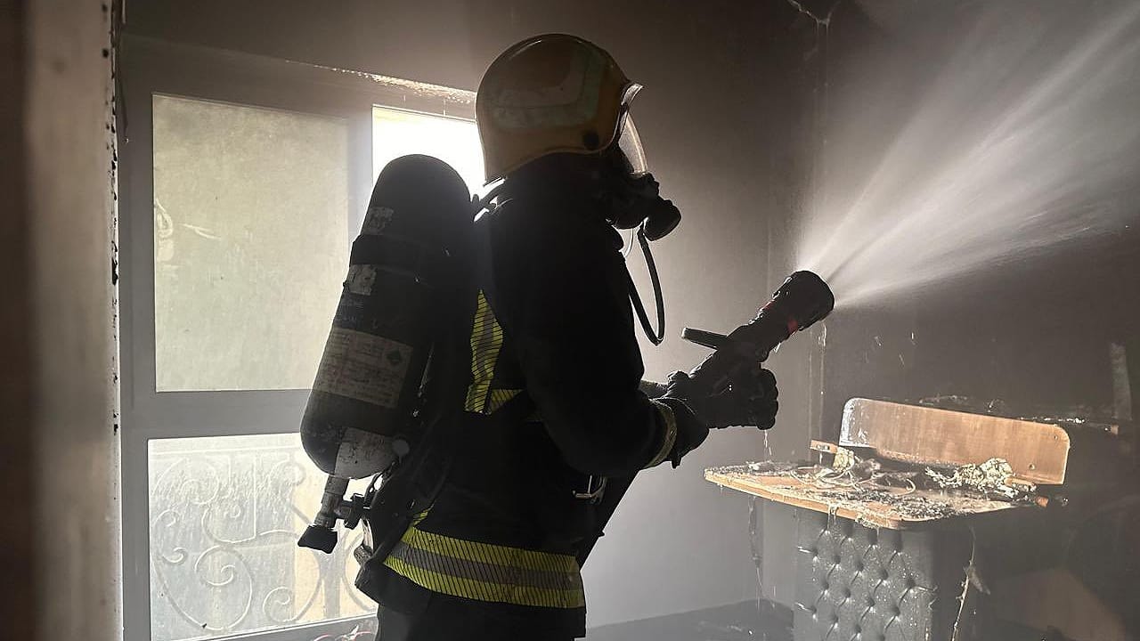 الدفاع المدني يخمد حريق في مبنى تجاري بالخبر