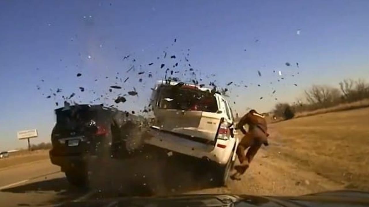 شرطي أمريكي ينجو من الموت بأعجوبة بعد حادث سير مروع ..فيديو