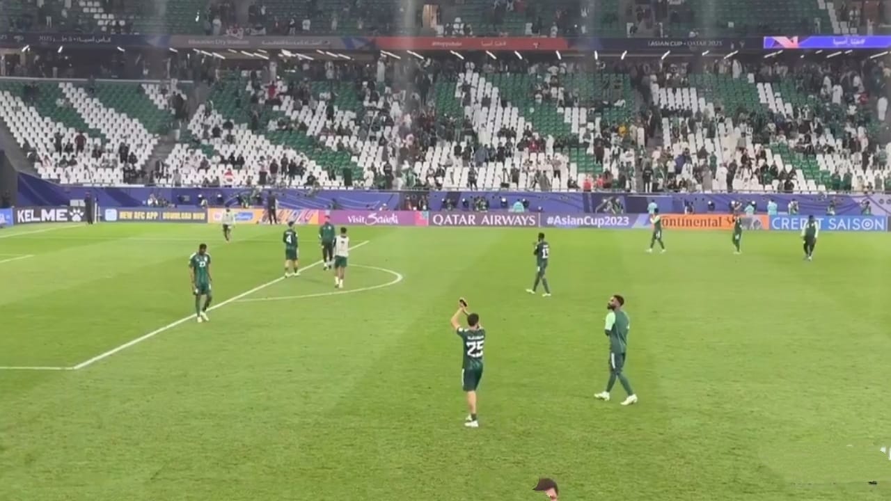 لاعبو الأخضر يقدمون التحية للجماهير بعد الخروج من كأس آسيا.. فيديو