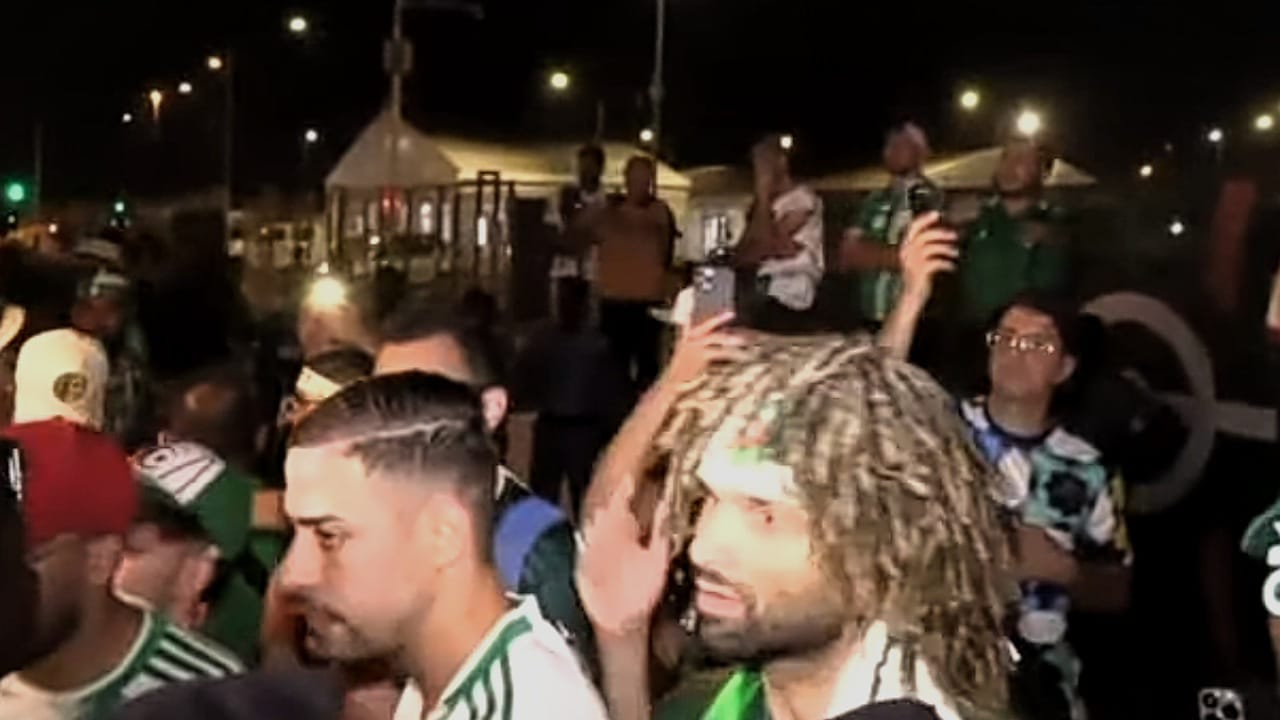 جماهير غاضبة تحاول اقتحام الفندق الذي به لاعبوا المنتخب الجزائري .. فيديو