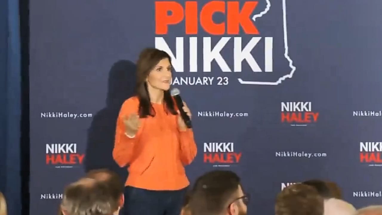 أمريكي يطلب الزواج من نيكي هيلي خلال مؤتمرها الرئاسي .. فيديو