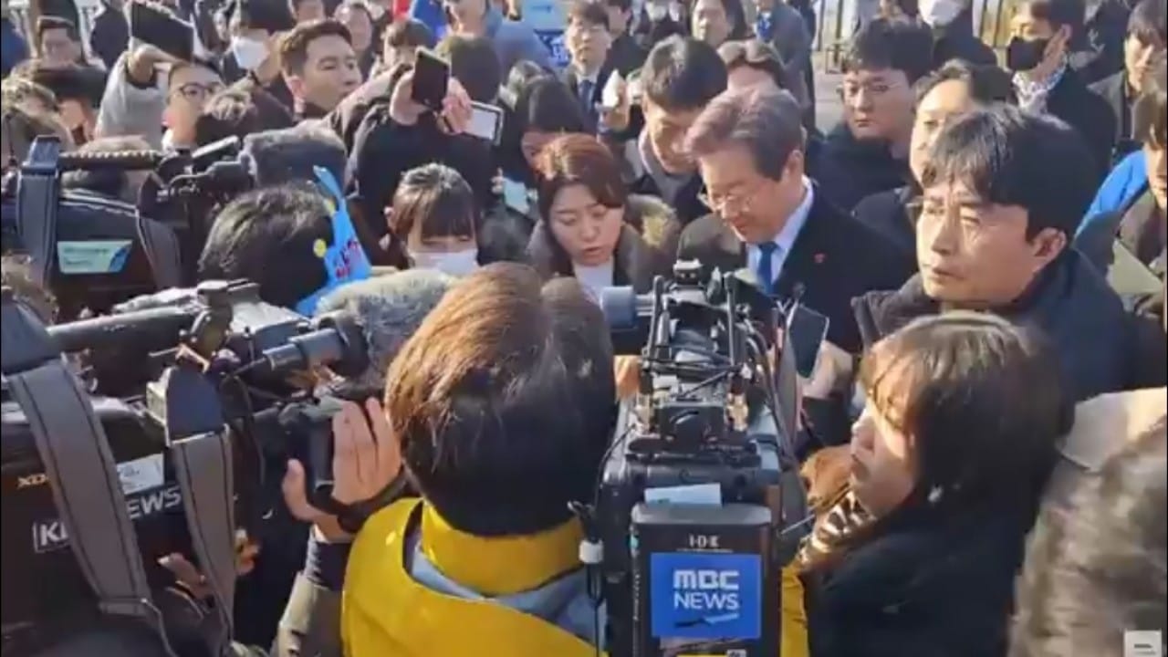 زعيم المعارضة بكوريا الجنوبية يتعرض للطعن خلال مؤتمر صحفي.. فيديو