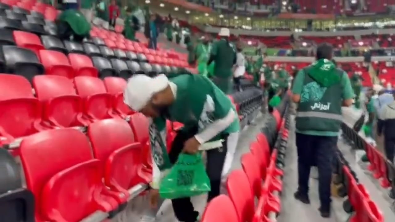 جماهير الأخضر تنظف المدرجات بعد مباراة قيزغيزستان .. فيديو