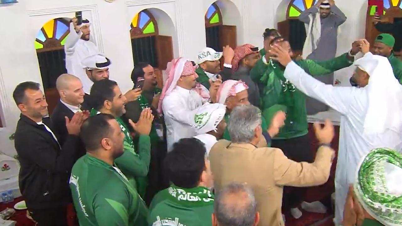 ‏الجماهير تحتفل مع المحللين بالتأهل للدور الثاني بالطبول .. فيديو