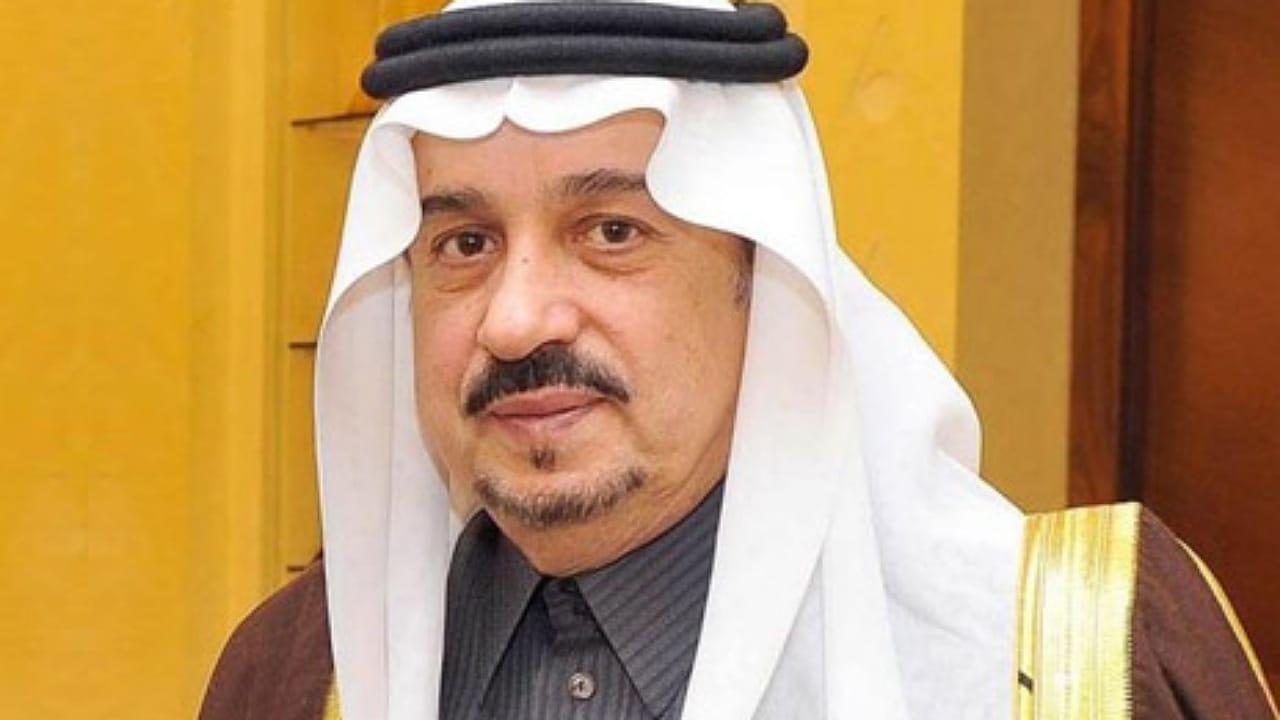 أمير الرياض يؤدي صلاة الميت على منصور بن محمد آل مزيد