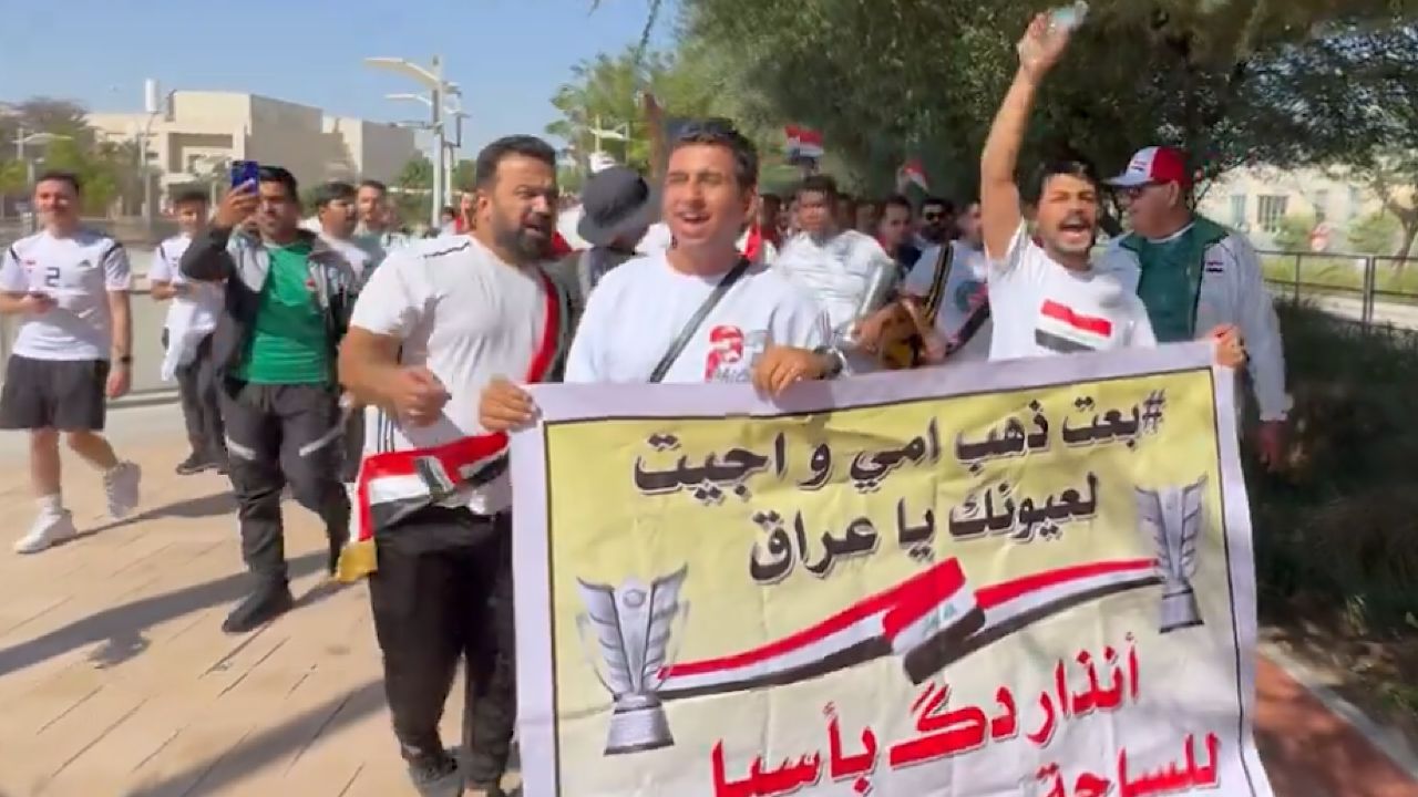 ‏مشجع عراقي يعبر عن طريقة حضوره لمساندة منتخب بلاده بلافتة .. فيديو