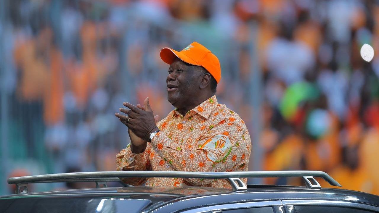 تحية رئيس ساحل العاج للجماهير في افتتاح كأس أمم أفريقيا بسيارته .. فيديو وصور