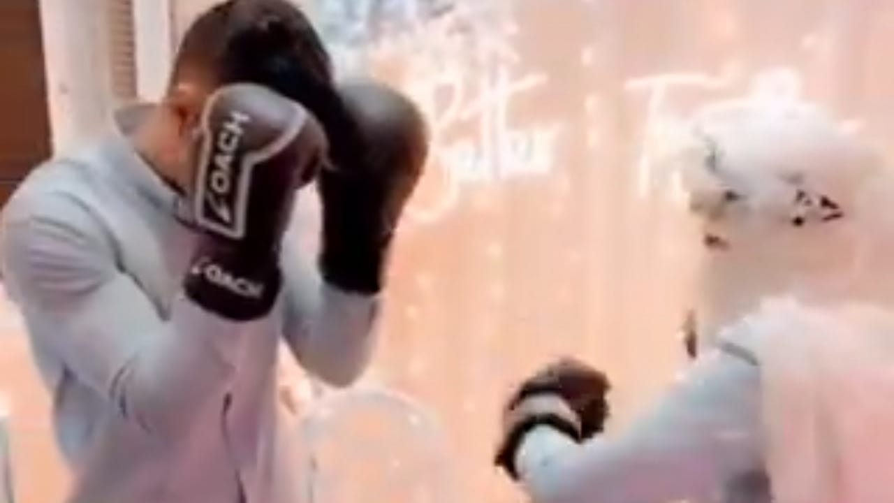 عروس تتدرب مع زوجها على الملاكمة بعد عقد قرانهما .. فيديو