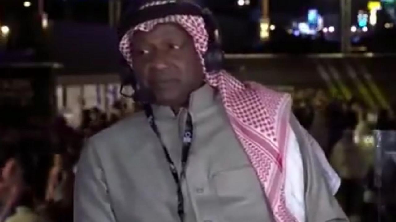 ماجد عبدالله يروي قصة مضحكة لـ يوسف الثنيان معه .. فيديو