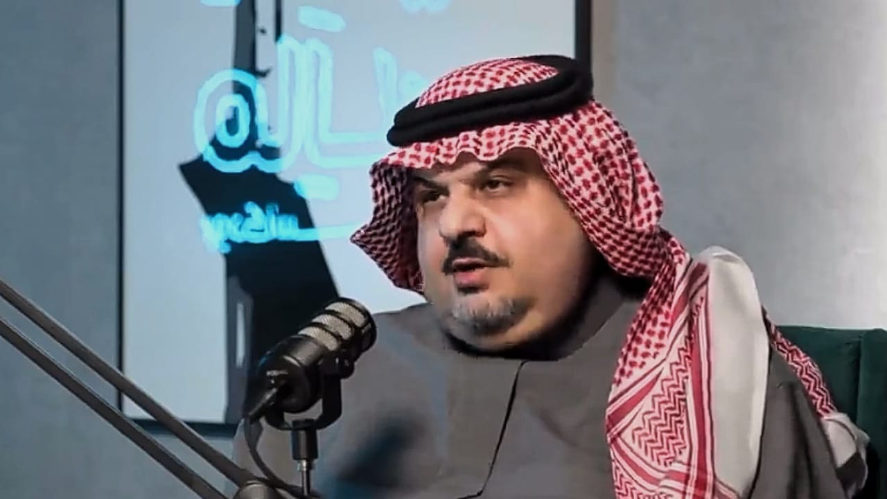 عبدالرحمن بن مساعد يكشف بعفوية عن هوية الشاعر قوس .. فيديو