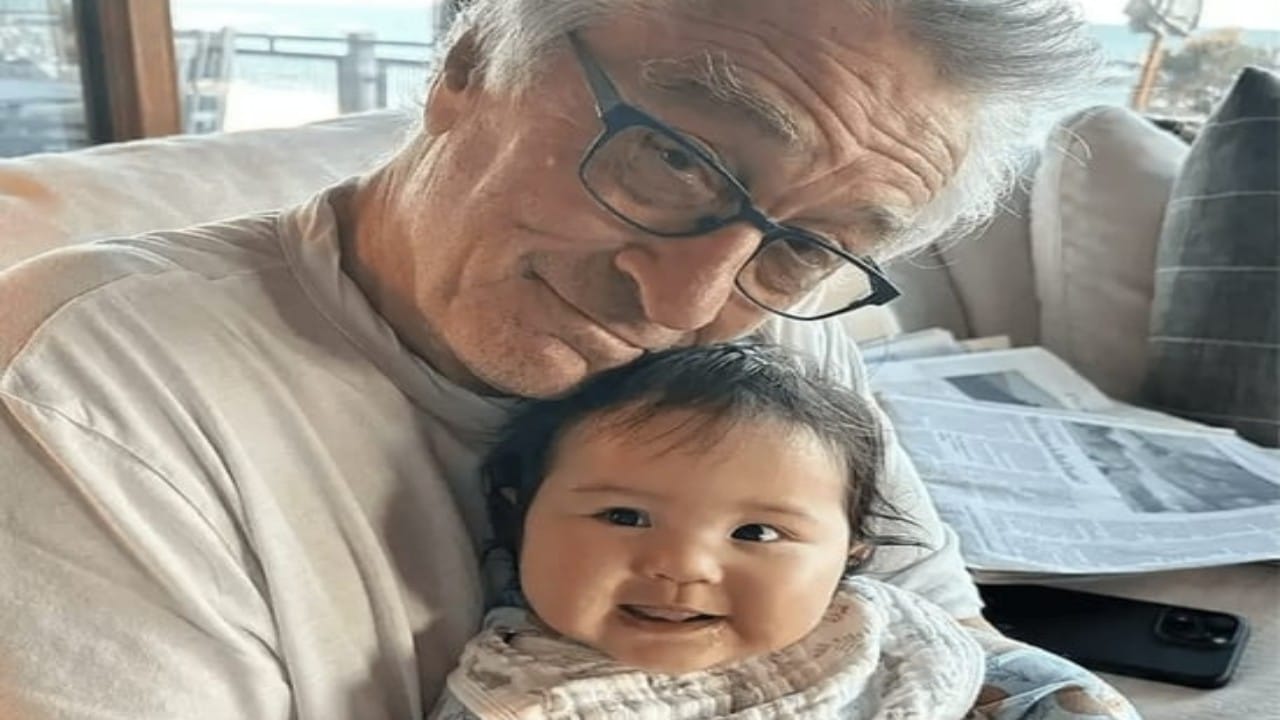 روبرت دي نيرو يثير الجدل بظهوره مع طفلته الرضيعة.. صور