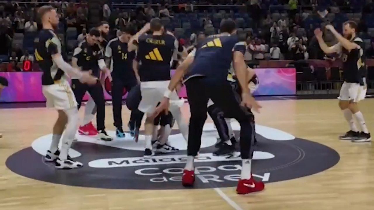 لاعبو ريال مدريد لكرة السلة يحتفلون على طريقه رونالدو .. فيديو