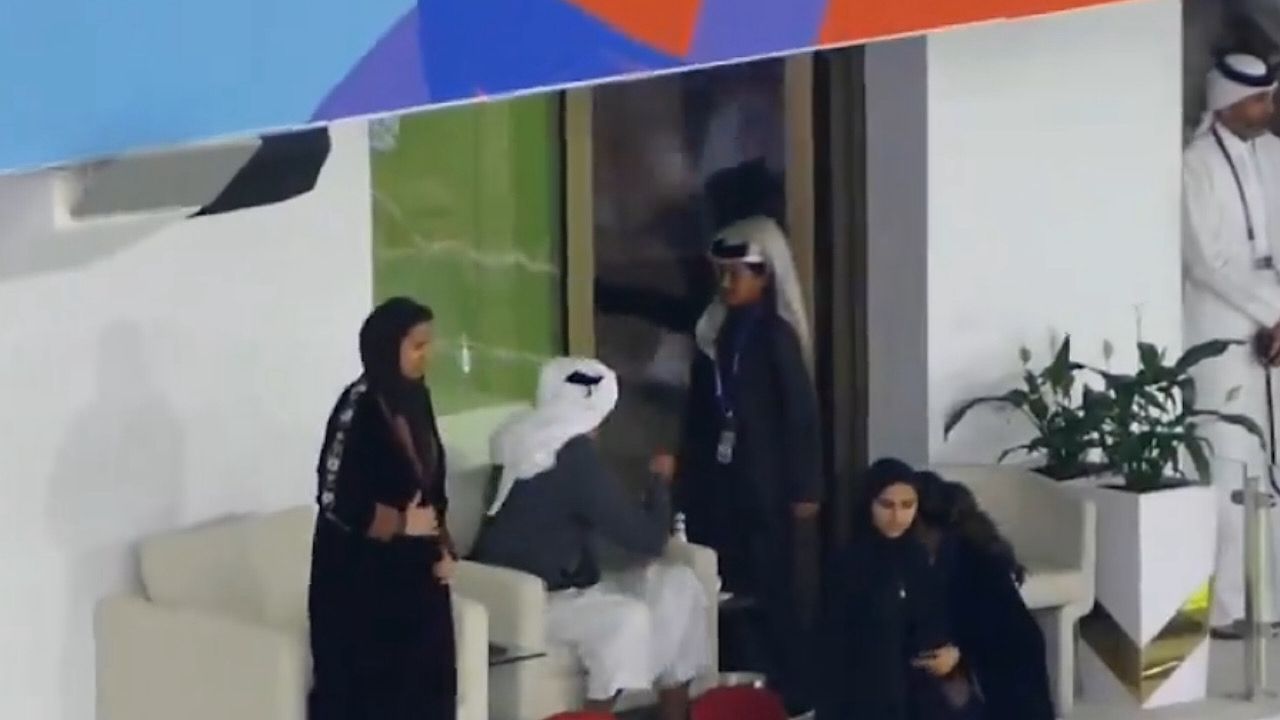 لقطة لأمير قطر وهو ‏يطلب من أبنائه التأكد من صحة الهدف الثالث على ايران .. فيديو