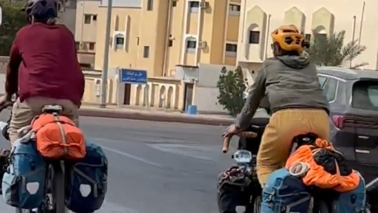 زوجان فرنسيان ‬⁩يصلان تبوك‬⁩ عبر الدراجة الهوائية بعد مرورهم بـ 9 دول .. فيديو