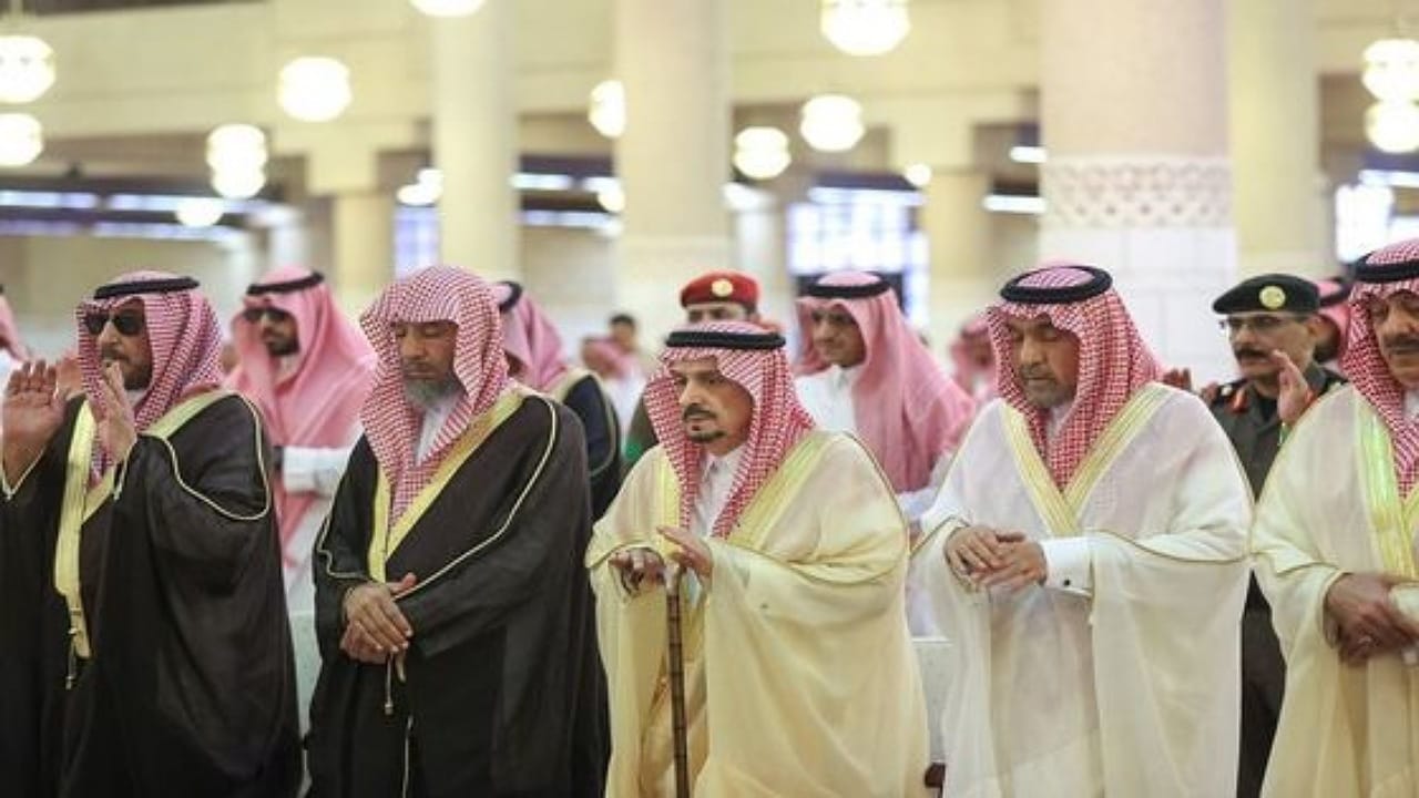 أمير الرياض يؤدي صلاة الميت على الأمير ممدوح بن سعود بن عبدالعزيز وخالد بن مساعد السيف