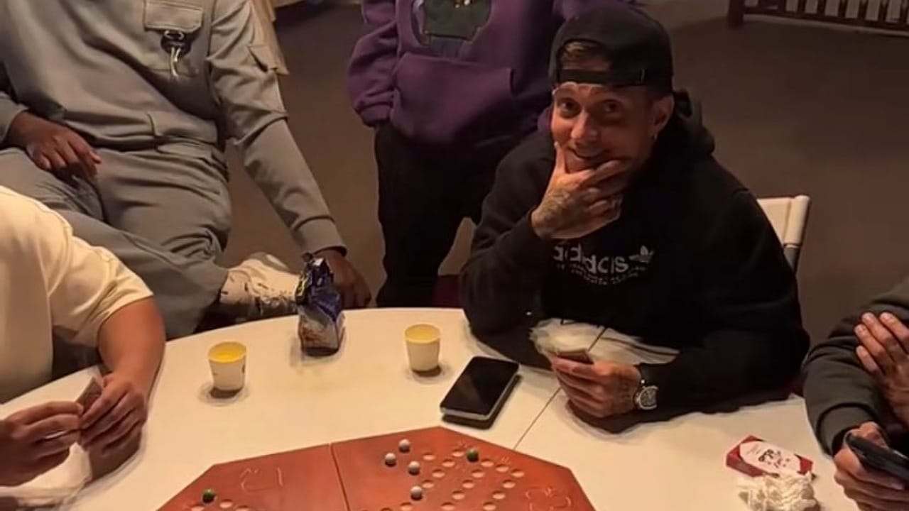 أوتافيو يقضي وقته مع لاعبي ‎النصر في الثمامة .. صورة