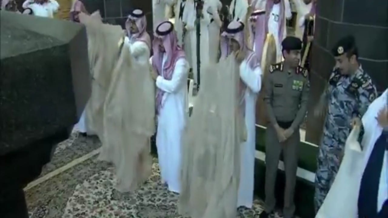 نائب أمير مكة يقلب رداءه بعد الانتهاء من صلاة الاستسقاء .. فيديو