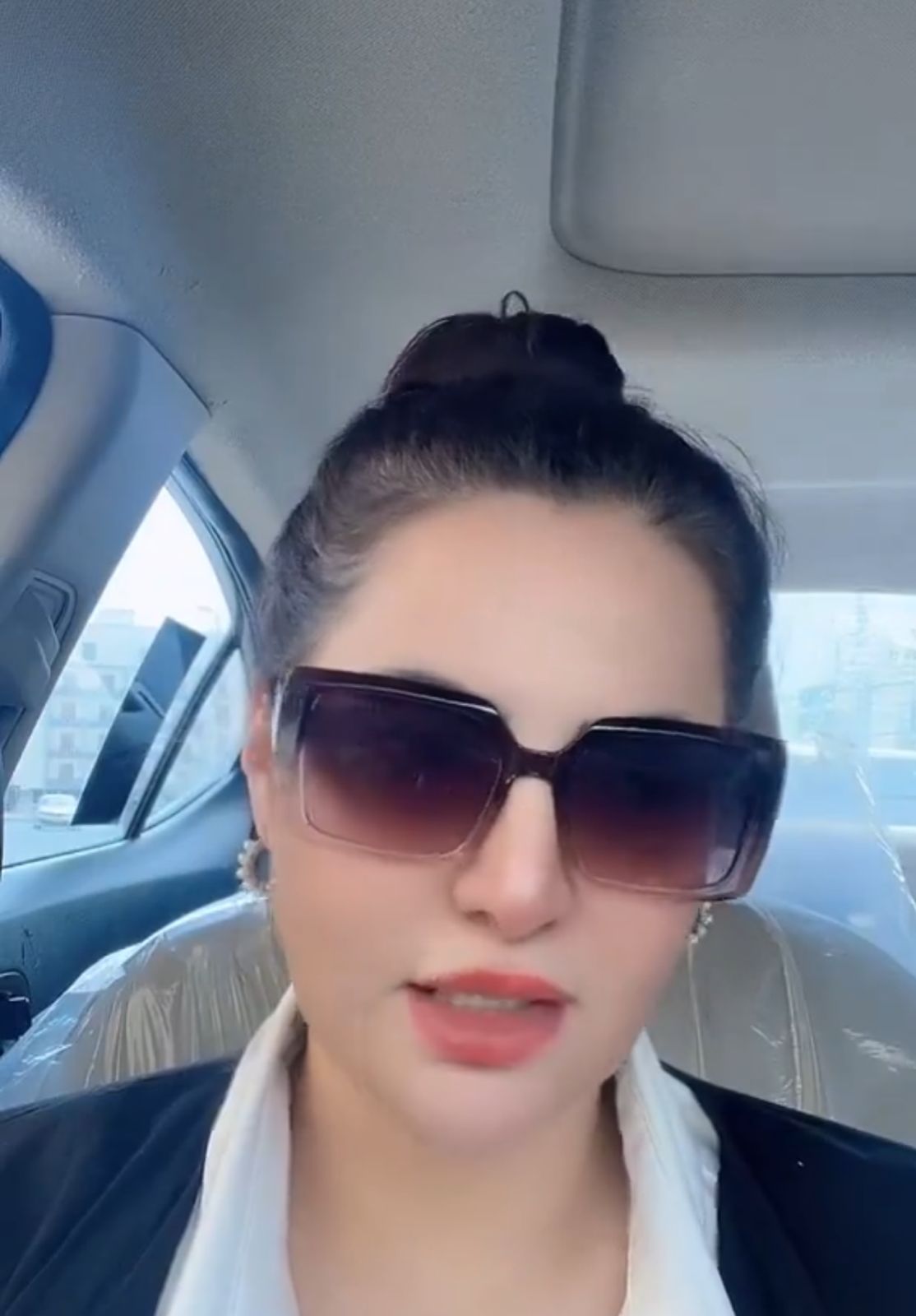 غادة الشهري : يا أولياء الأمور راقبوا بناتكم يجون المدرسة بالڤيب والجوال كيف .. فيديو