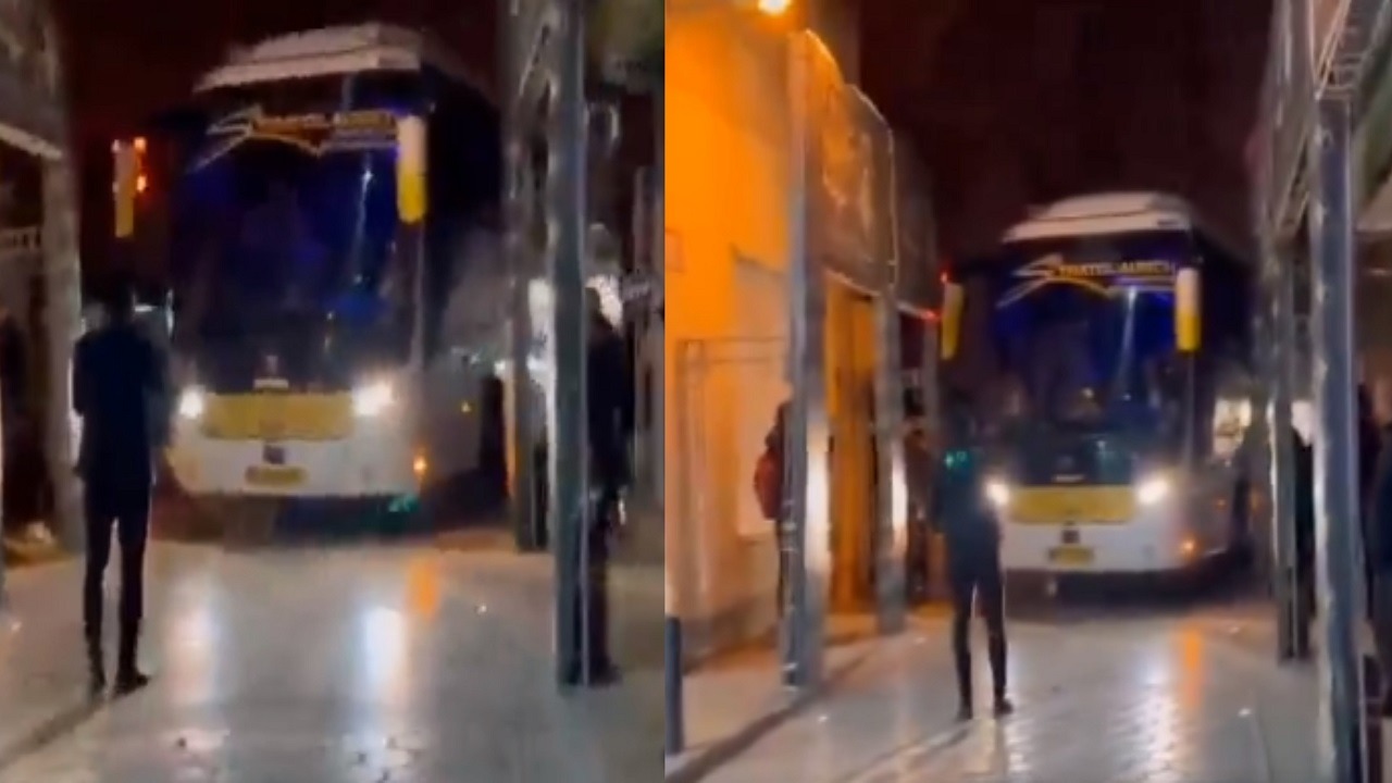 تعطل حافلة الهلال في شوارع إيران .. فيديو