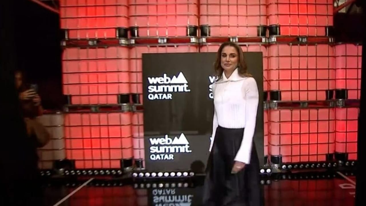 الملكة رانيا تتألق في أحدث ظهور لها بالدوحة .. فيديو