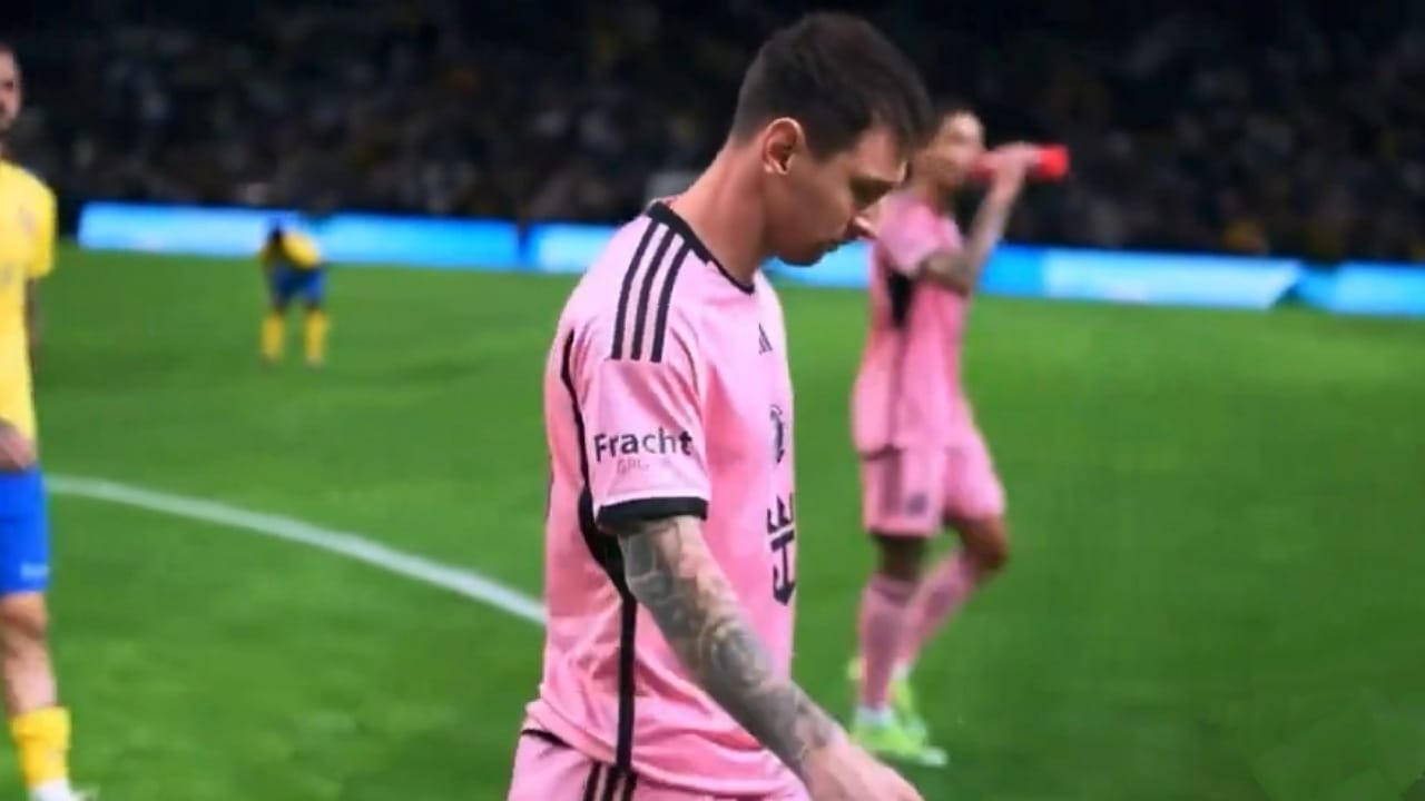 ردة فعل ميسي بعد الخسارة القاسية أمام النصر .. فيديو