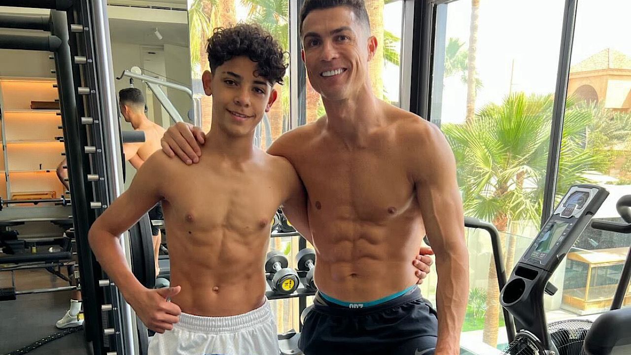 رونالدو برفقة ابنه في صالة الألعاب الرياضية