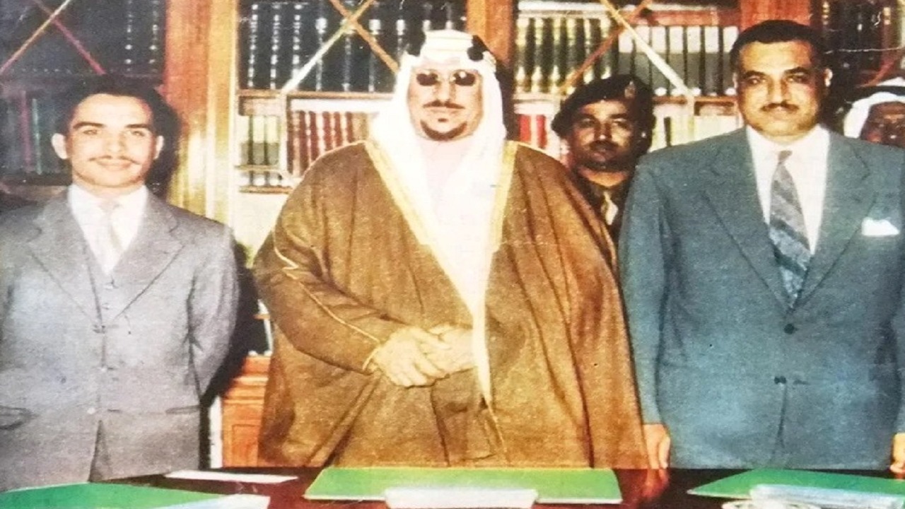 صور قديمة للملك سعود أثناء توقيع اتفاقية التضامن العربي
