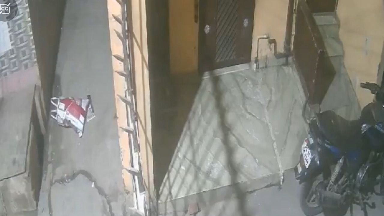 امرأة تتخلى عن صغارها وتلقيهم بالشارع..فيديو