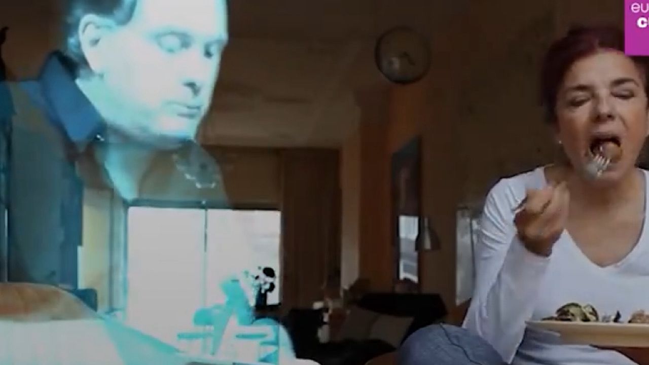 فنانة إسبانية تصمم رجل ثلاثي الأبعاد بتقنية الهولوغرام لتتزوج منه..فيديو
