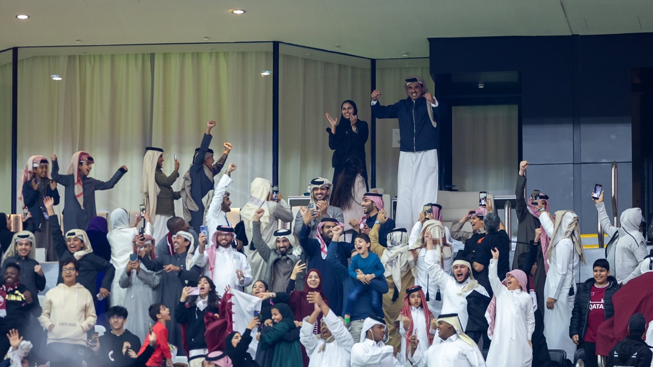 فرحة كبيرة لأمير قطر بعد فوز منتخب بلاده على أوزبكستان .. فيديو