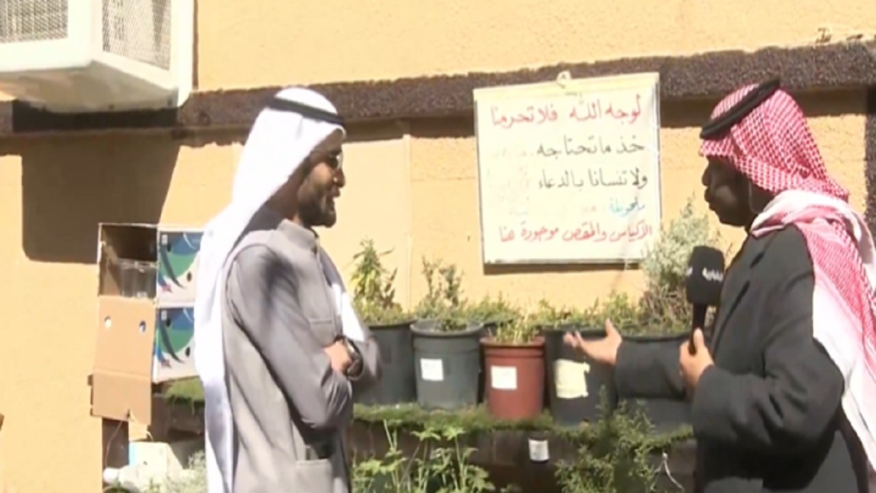 مواطن خصص مزرعة أمام منزله لتقديم منتجاتها مجانا في تبوك .. فيديو