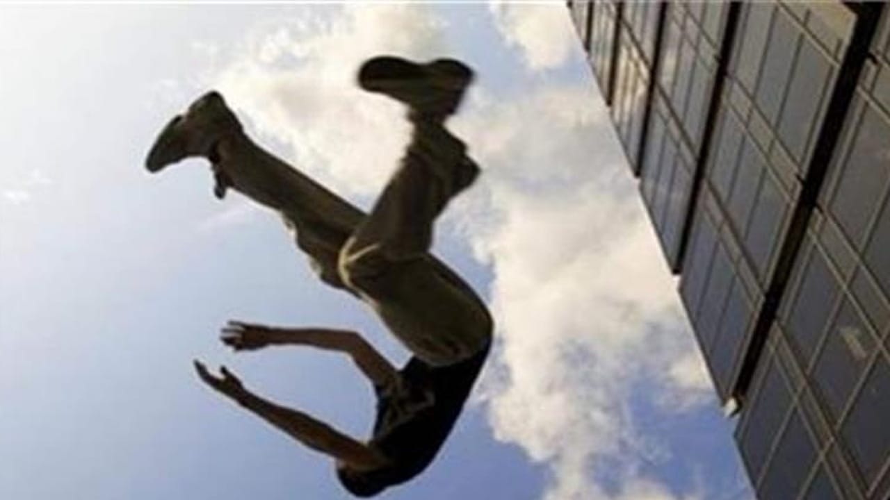 شاب يقفز من الطابق الـ 15 وينجو من الموت بأعجوبة..فيديو