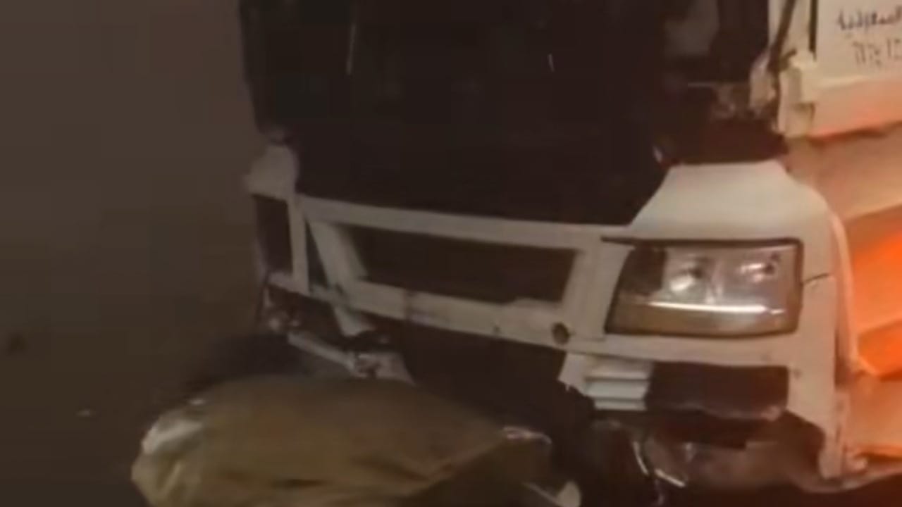 الضباب الكثيف يتسبب في اصطدام شاحنة بالباحة .. فيديو